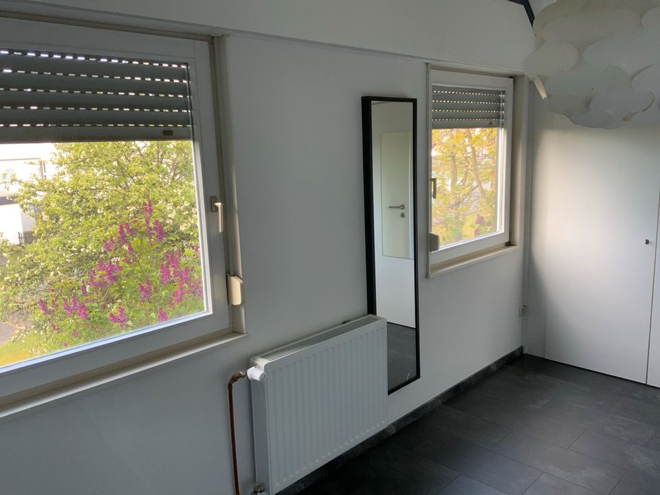 Dachgeschoss zwei Zimmer, mit Gartennutzung, Wäschekeller in Kreuztal