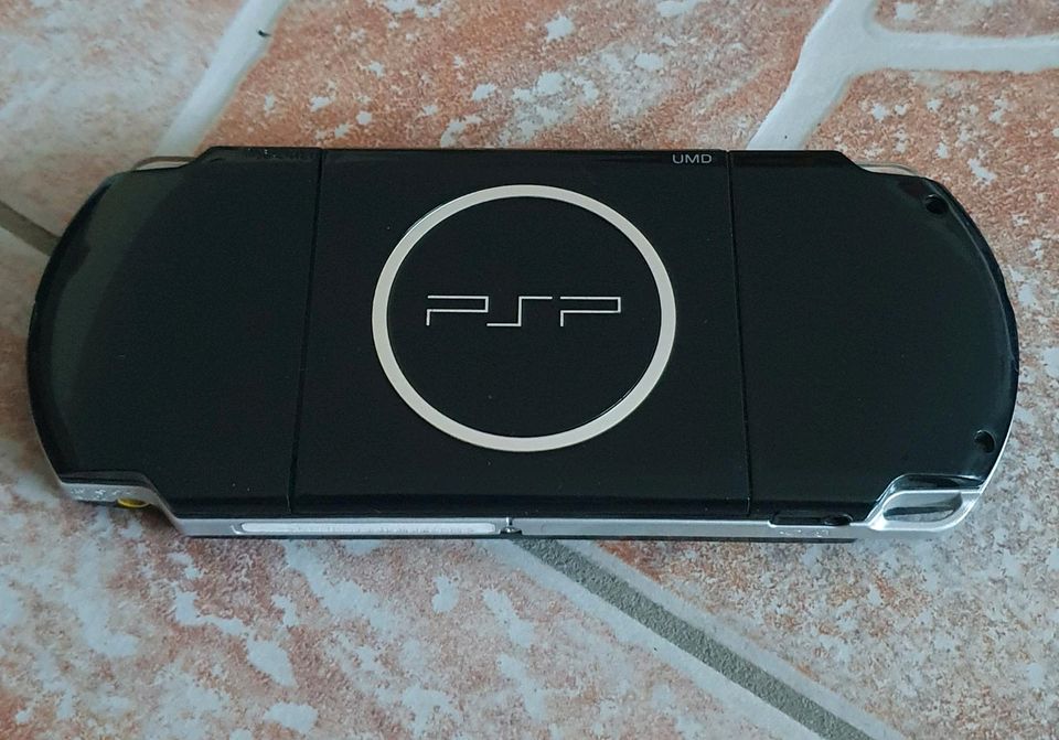 PSP Slim & Lite, Piano Black plus 12 Spiele und Tasche in Limbach-Oberfrohna