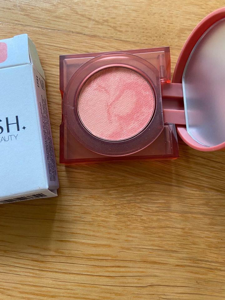 Glowish Cheeky Blush Powder in Healthy Peach 01 in München