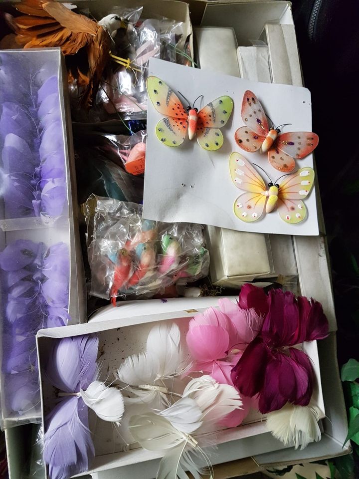 Bastelbedarf, Stoffblumen, Geschenkbänder, Deko uvm. aus Nachlass in Haiger