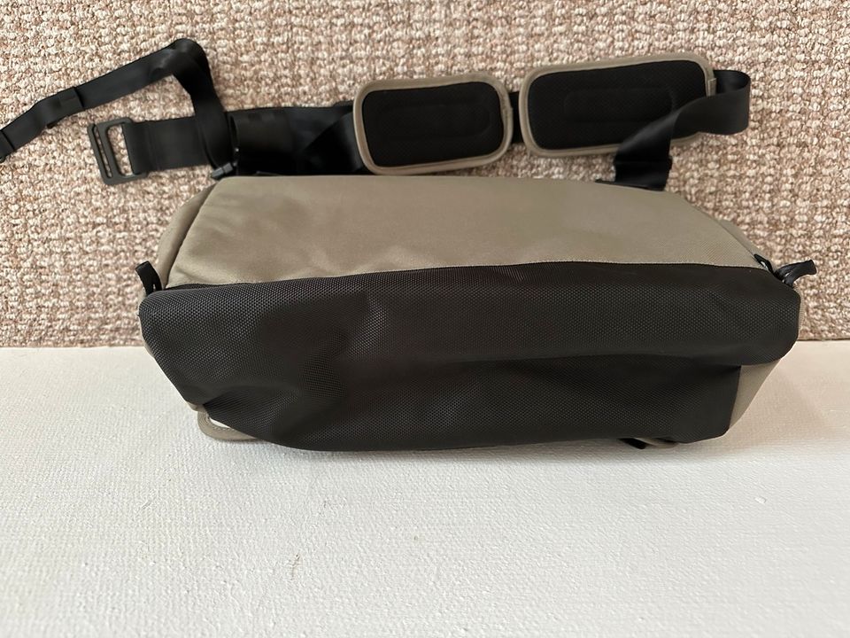 Incase Range Large Messenger Bag Tasche Sling Rucksack wie Neu in Berlin