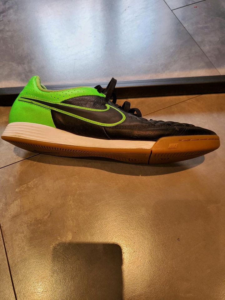 Hallensportschuhe der Marke Nike in Willebadessen