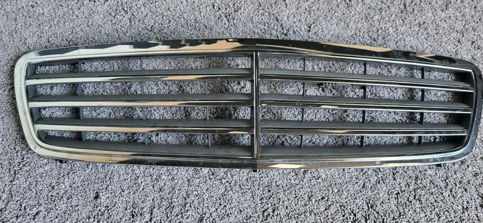 Mercedes C Klasse w203 Kühlergrill in Büren