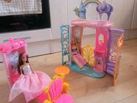 13€ Paket Barbie set Schiff, kleines schloss mit 4 Barbie Puppen Sachsen-Anhalt - Halle Vorschau