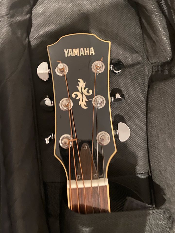Yamaha APX 700 Bl Westerngitarre in Dormagen