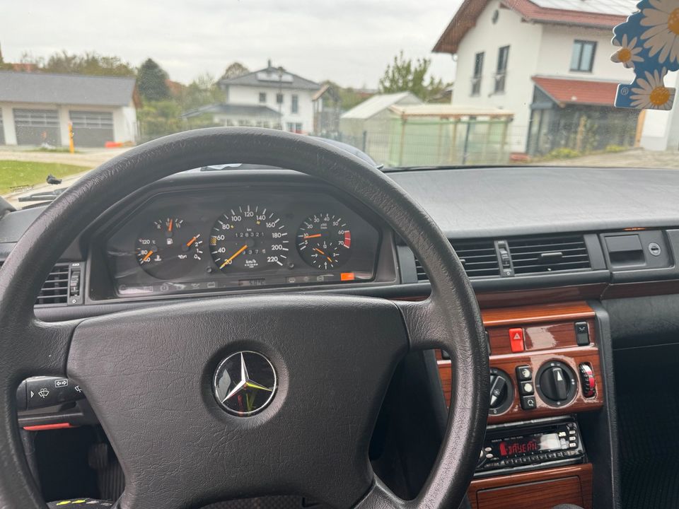 W124 Mercedes Benz DIN Kennzeichen 128000km Klima E200 in Schalkham