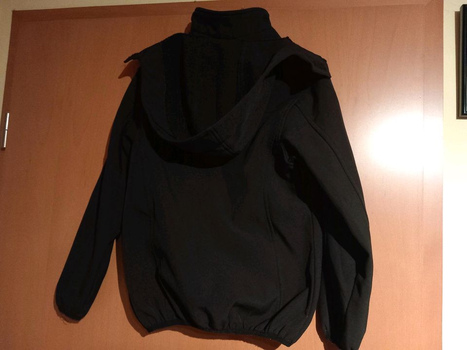 Schwarze Sofrshelljacke Gr. 140 in Klingenthal