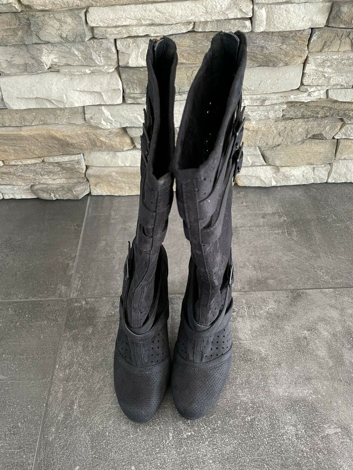 Tamaris Trend Stiefel High Heels, Lochmuster schwarz, Gr. 38 in Hessen -  Babenhausen | eBay Kleinanzeigen ist jetzt Kleinanzeigen