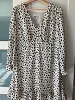 Tolles Kleid in creme/ schwarz von Mango, Größe XL, sehr gut Berlin - Lichtenberg Vorschau