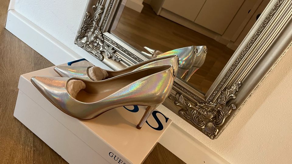 GUESS Pumps Silber Neu! in Leverkusen