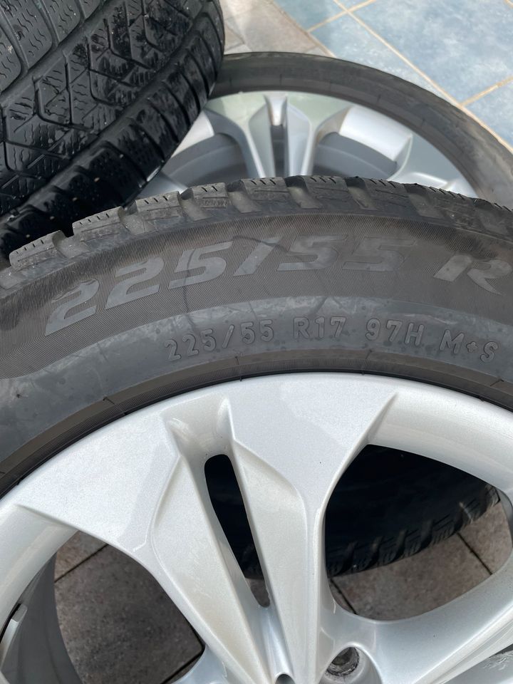 Original BMW X1 (F48) Winterreifen Run Flat 225/55 R17 97H in Tholey