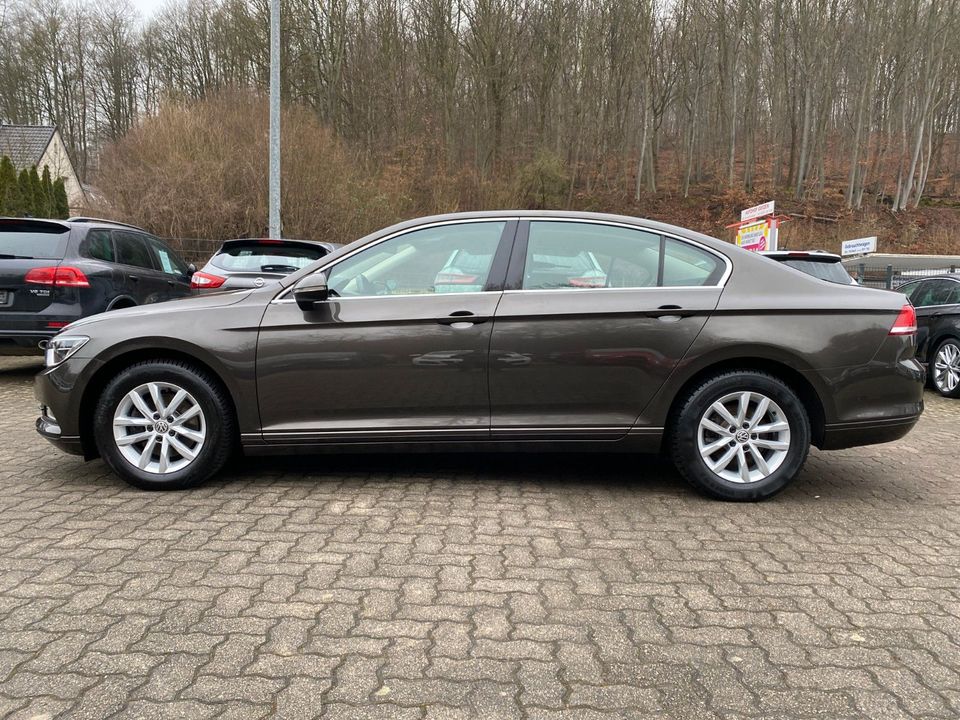 Volkswagen Passat Lim. Comfortline BMT/Start-Stopp 1.HAND in Alfeld (Leine)