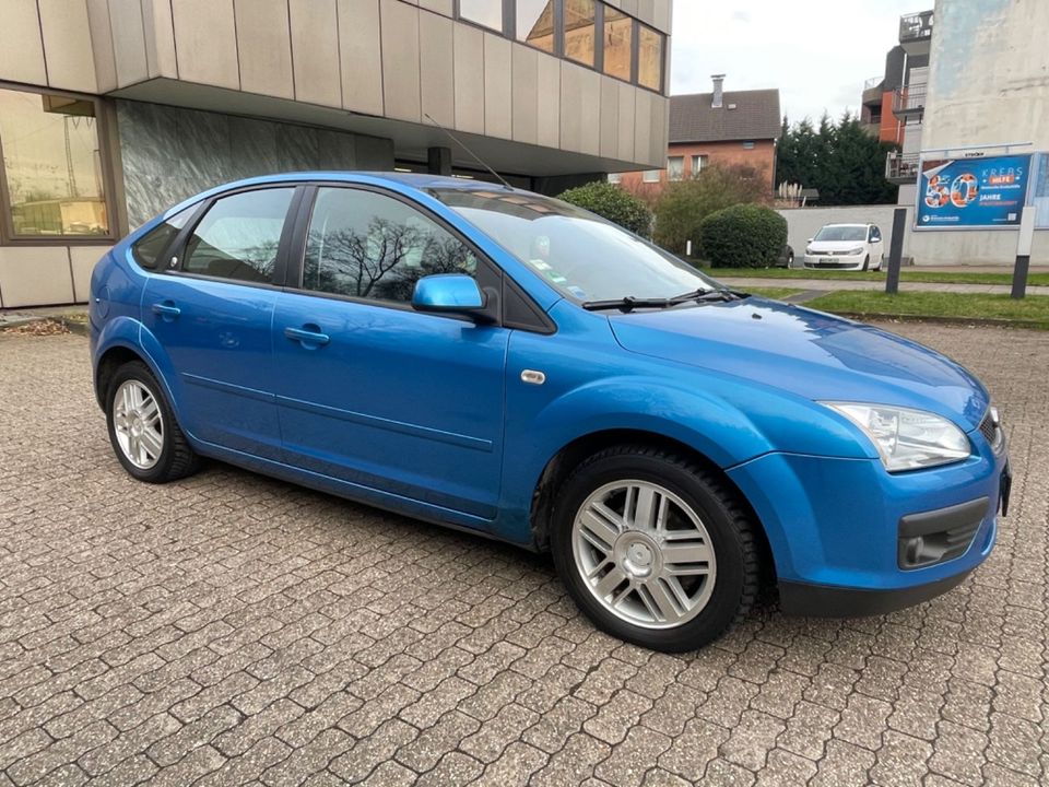 Ford Focus Lim. Ghia in Duisburg