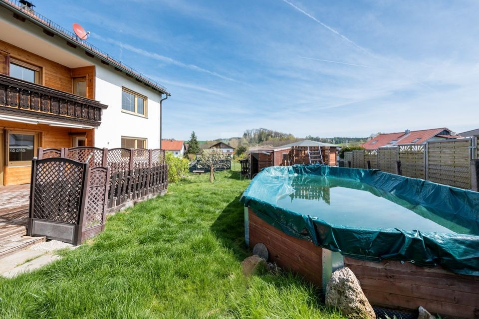 Sofort bezugsfrei: Zweifamilienhaus mit Sonnenbalkon, Terrasse und Pool in Niedertaufkirchen