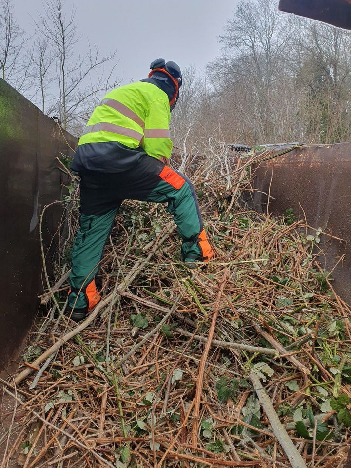 Gartenarbeit, Grundstück beräumen, Äste häckseln in Berlin