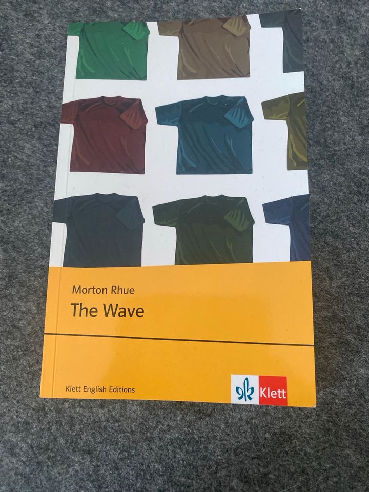 Englisches Buch „The Wave“ in Augsburg