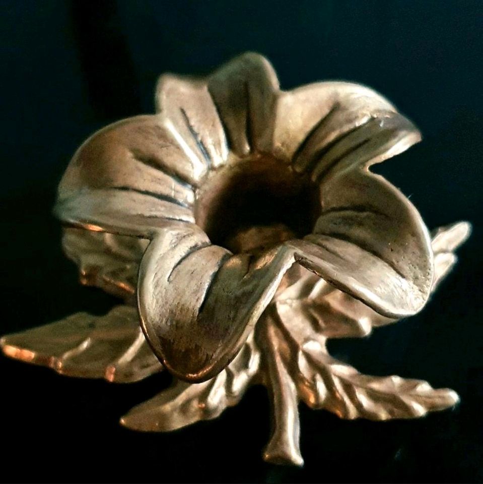 Kerzenständer Jugendstil Blatt Blüte Messing Gold Halter 70er in Seelze