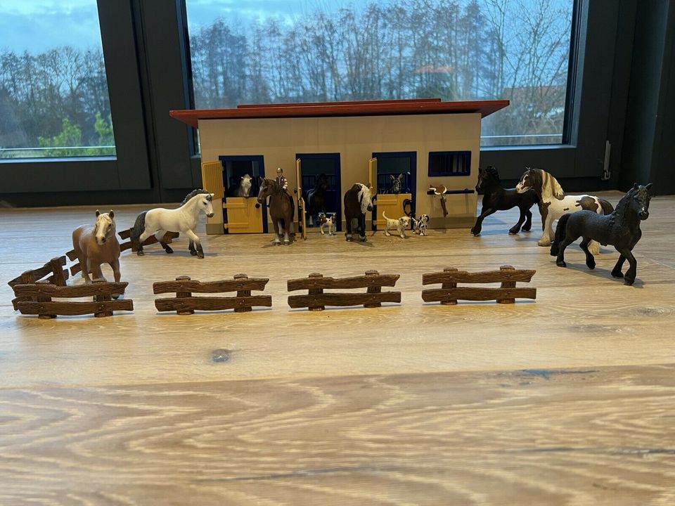 Schleich 40164 Pferdestall mit 9 Pferden, 2 Hunden und Zaun in Bielefeld