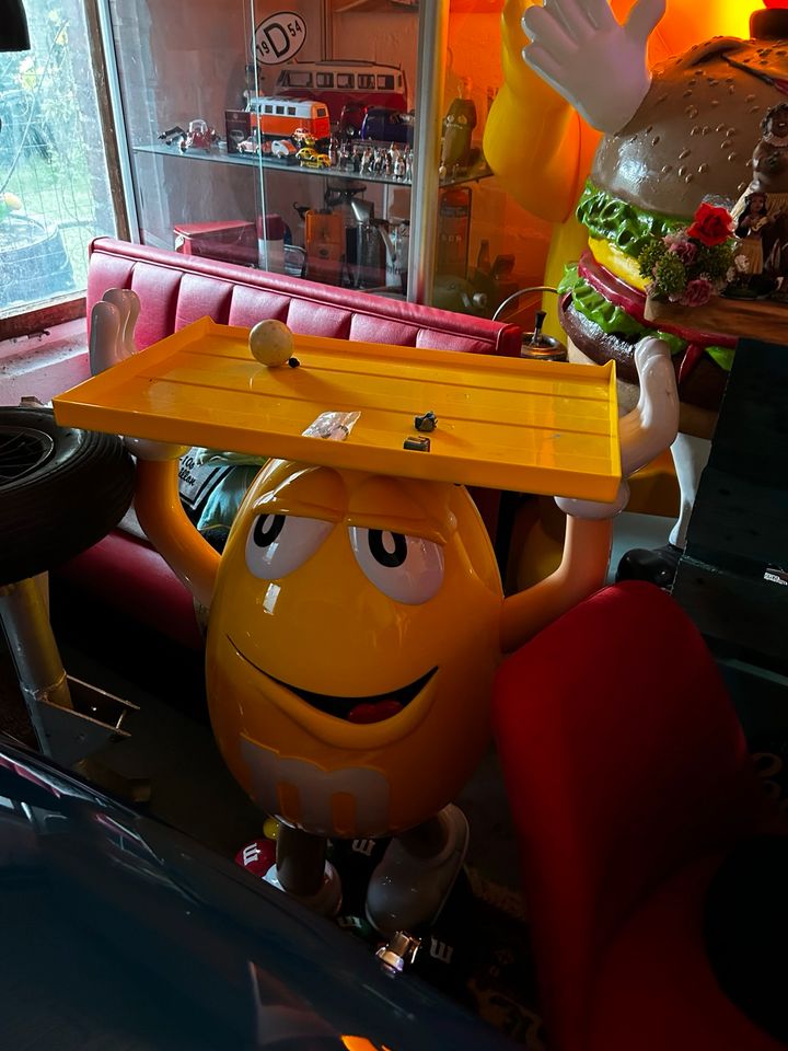 Deko Burger Haribo Bär Tiki Figur Kaugummi Automat M&M Figur in Meerbusch