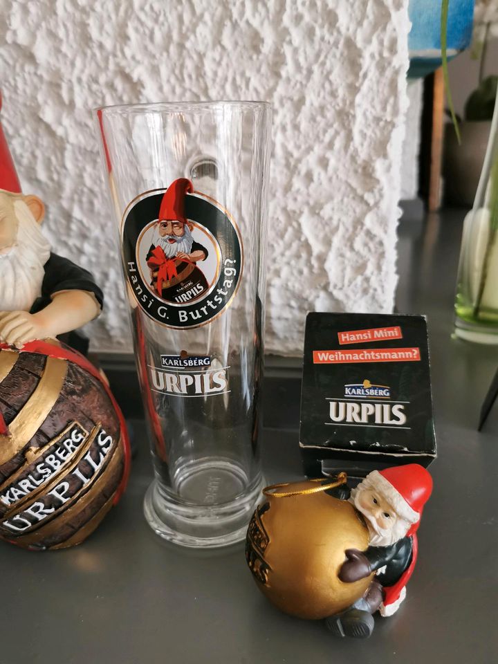 Karlsberg Hansi Urpils mit Gläser und Weihnachtsglocke in Wallerfangen