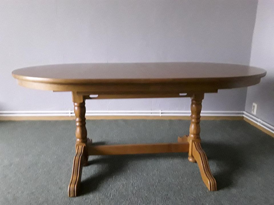 Tisch oval ,ausziehbar inkl. 4 Stühle in Petersberg (Saalekreis)