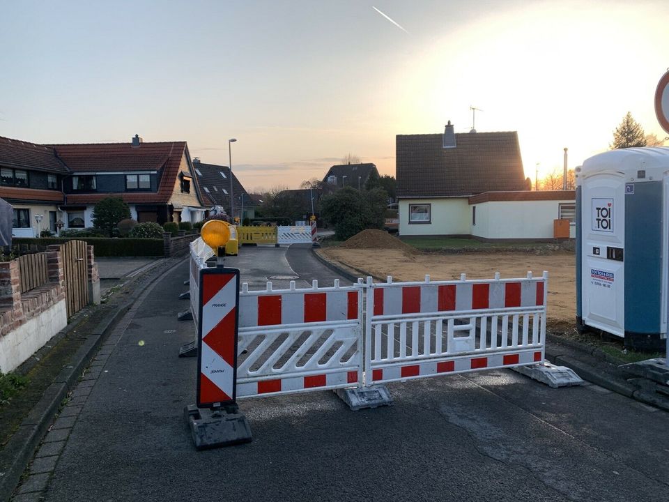 Verkehrssicherung, Absperrung, Leitbaken, Tafel , Umzug in Remscheid