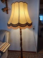 Elegante Vintage-Stehlampe mit Goldfarbenem Lampenschirm Hessen - Pohlheim Vorschau