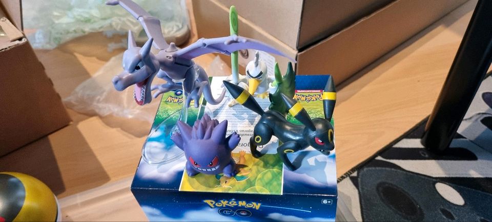 Pokemon Sammlung Pokebälle + Figuren + Lampe in Nettetal