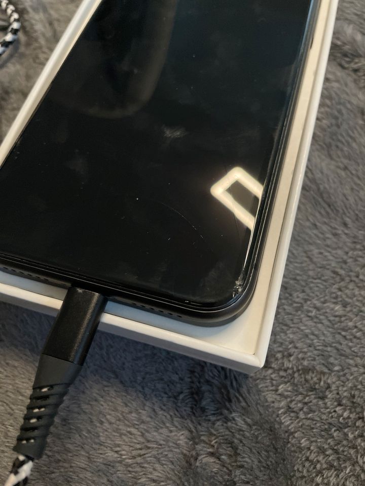 iPhone 11 64 GB Schwarz, Simlockfrei, Display gesprungen in Bad Mergentheim