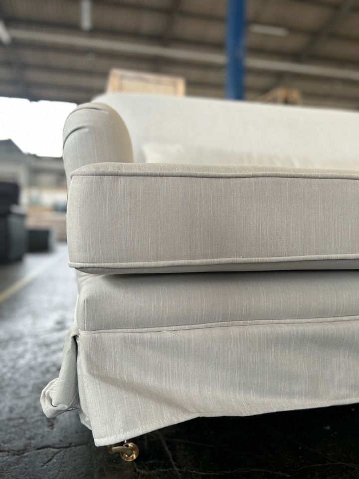 3-Sitzer Weiß Strukturstoff Couch Ecru inkl. Kissen Rollfüße Gold in Bielefeld