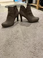 Tamaris Stiefeletten 39 Schuhe getragen Damenschuhe Hessen - Niddatal Vorschau