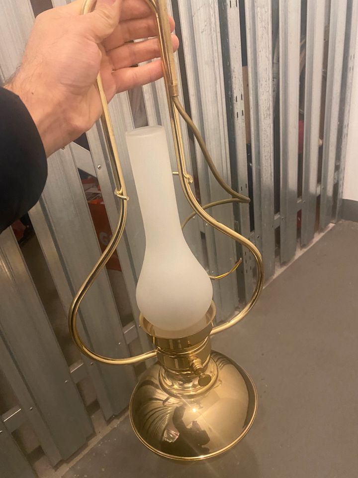 Alte Antike Messinglampe -Milchglas  als Lampenschirm Rarität in Eichenau