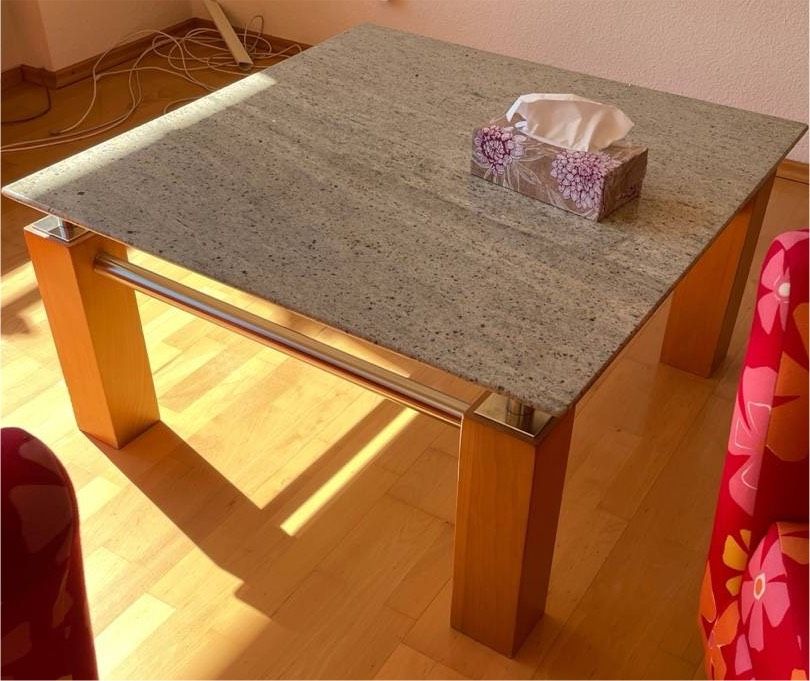 Tisch aus Granit mit Holzbeinen - sehr gut erhalten! in Neu Ulm