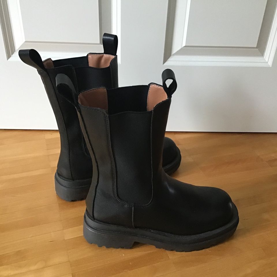 Klassische Stiefeletten Plateau Boots Stiefel schwarz Gr. 40 neu in Schenefeld