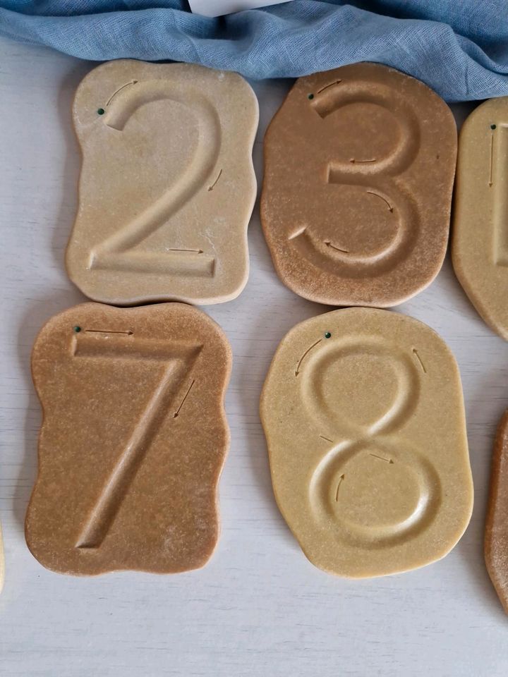 Montessori Steine Zahlen Nachspuren im Sand ertasten Sinnesschule in Welzheim