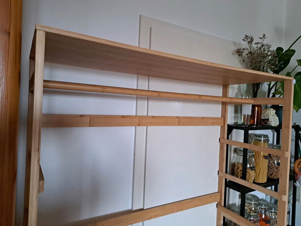 Garderobe, offener Kleiderschrank, Flur, Holz in Kiel