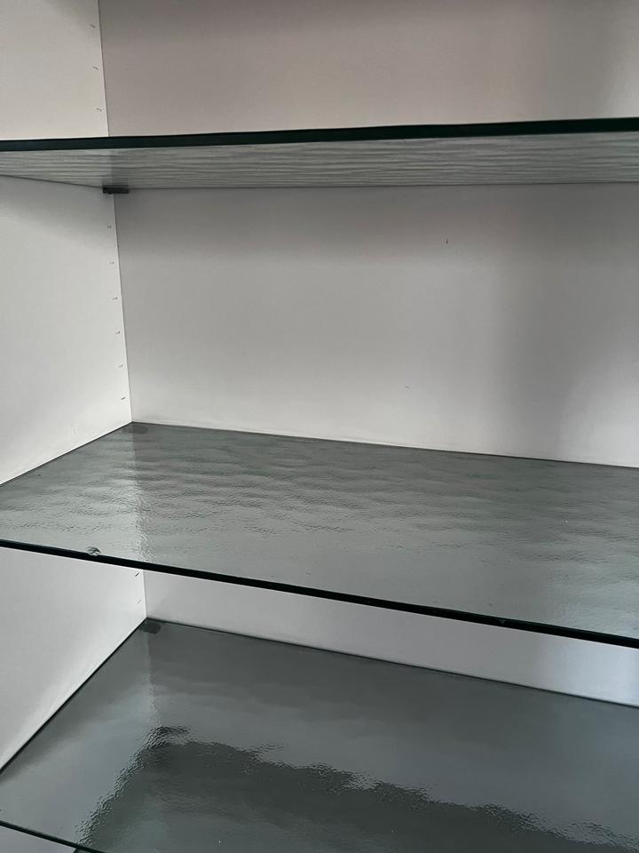 Massiver Holzschrank mit Glasböden / offener Schrank in Koblenz