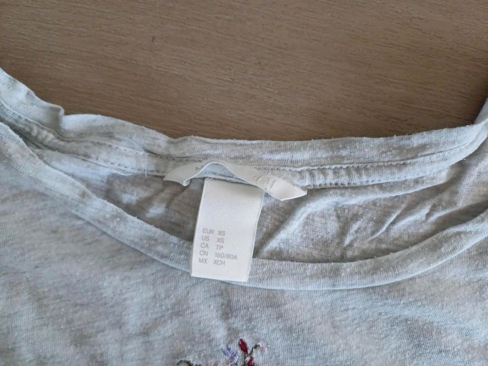 Umstandsshirt H&M Mama Gr. XS grau/bestickte Blumen in Tapfheim