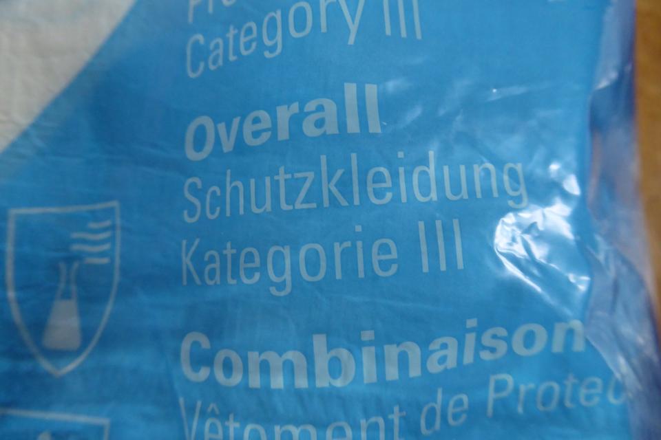 Einweg-Schutzanzug von Tyvek und 2 Schutzkittel Gr. XL NEU in Hof (Saale)
