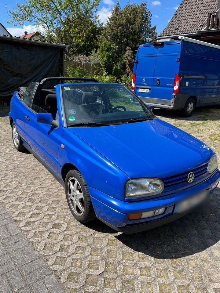 VW Golf 1,6 Cabriolet " Bon Jovi " elektrisches Verdeck in Berlin
