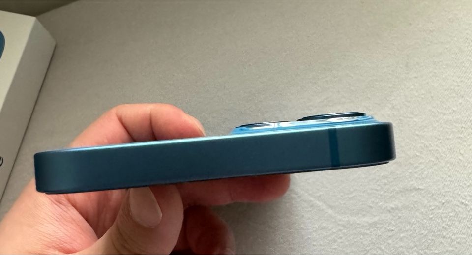 iPhone 13 256 GB in der Farbe Blau in Stuttgart