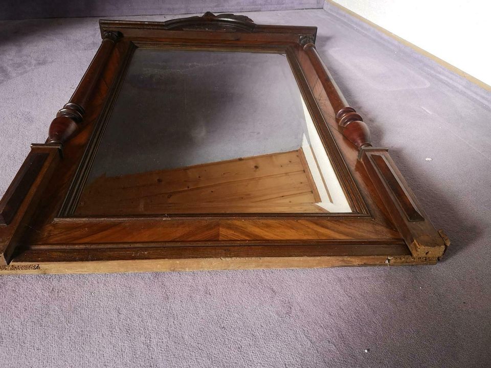 Sehr alter Spiegel mit Holzrahmen in Bad Überkingen
