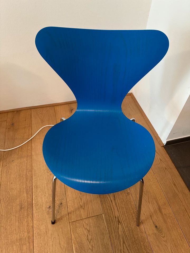 Stuhl von Fritz Hansen, Design Arne Jacobsen blau 100% original in Mühltal 