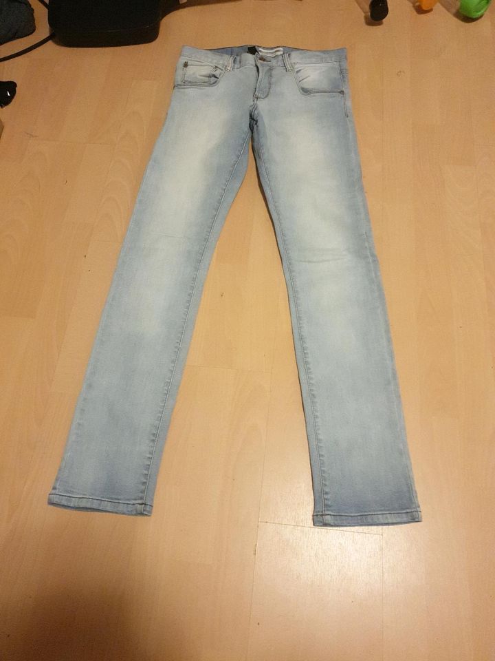 Hellblaue Jeans in Herne