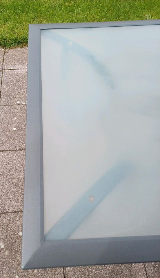 Gartentisch Terrassentisch Schirmtisch mit Glasplatte in Duderstadt