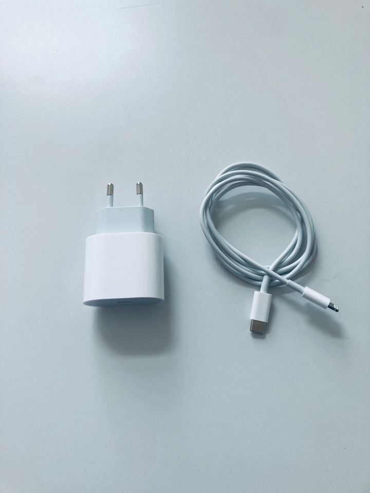 Original Apple 20W USB-C Power Adapter +Lightning Kabel IPhone in Berlin