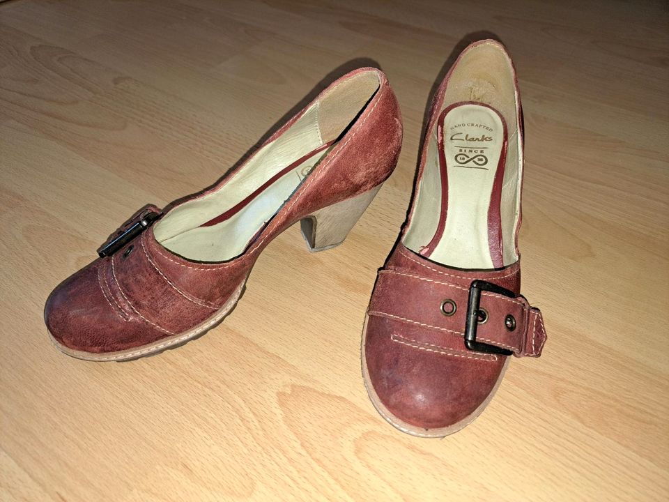 Pumps Schuhe d. Marke Clarks 38,5 5 1/2 rot Schnalle in Freiburg im Breisgau