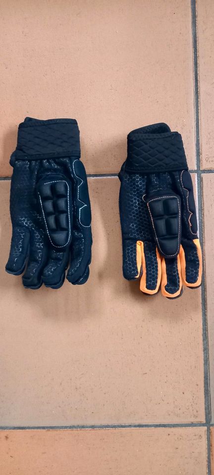 HOCKEY HANDSCHUHE S UND XS in Kehl