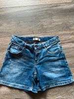 Kurze Jeans Kurze Hose  Shorts von Clockhouse Gr.36 Niedersachsen - Bad Nenndorf Vorschau