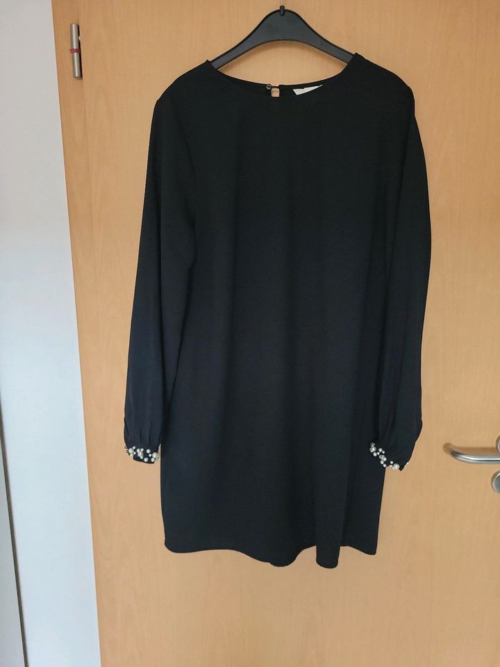 Kleid schwarz, Gr. 42, langärmelig mit Perlendetails am Ärmel, in Lüdenscheid